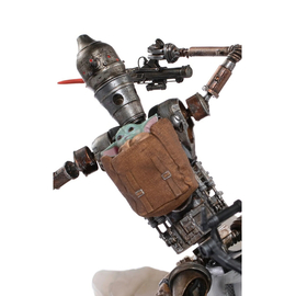 Статуэтка Star Wars Mandalorian IG-11 and The Child Deluxe