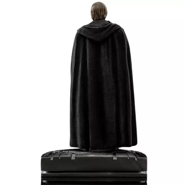 568930